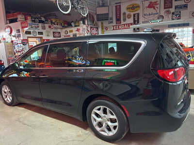 2017 Chrysler Pacifica, $10900. Photo 3