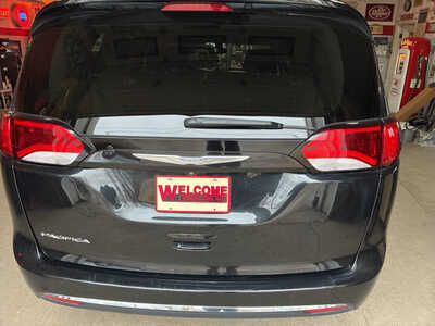 2017 Chrysler Pacifica, $10900. Photo 4