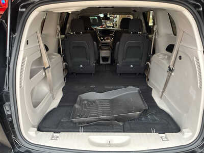 2017 Chrysler Pacifica, $10900. Photo 5