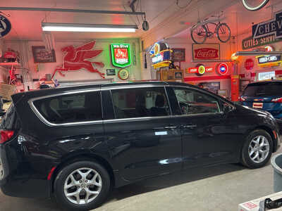 2017 Chrysler Pacifica, $10900. Photo 6