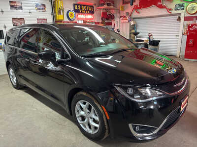 2017 Chrysler Pacifica, $10900. Photo 7