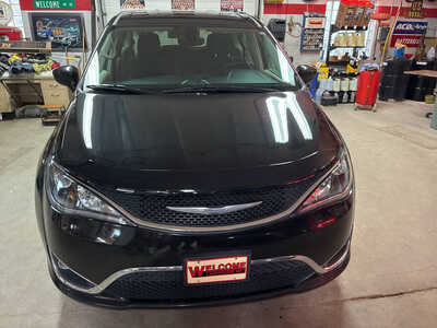2017 Chrysler Pacifica, $10900. Photo 8
