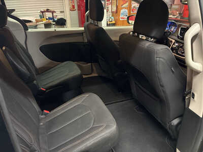 2017 Chrysler Pacifica, $10900. Photo 9