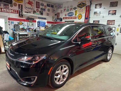 2017 Chrysler Pacifica, $10900. Photo 1