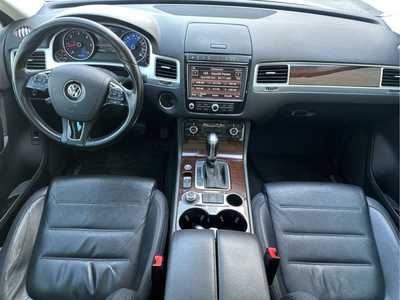 2016 Volkswagen Touareg, $23998. Photo 10