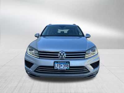 2016 Volkswagen Touareg, $23998. Photo 2