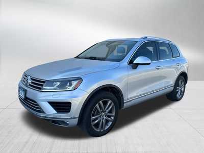 2016 Volkswagen Touareg, $23998. Photo 3