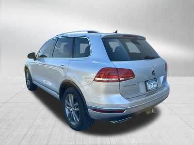 2016 Volkswagen Touareg, $23998. Photo 5