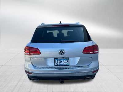 2016 Volkswagen Touareg, $23998. Photo 6