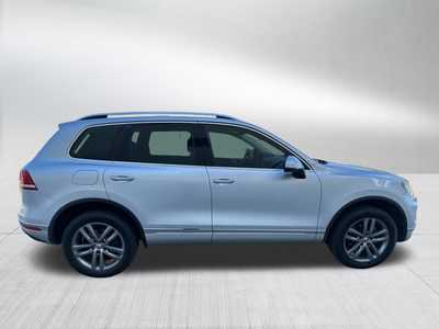 2016 Volkswagen Touareg, $23998. Photo 8