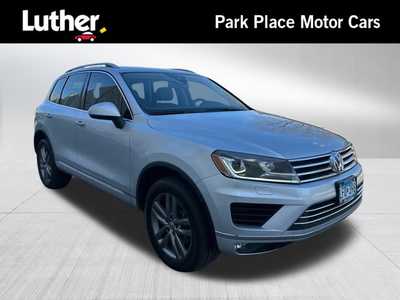 2016 Volkswagen Touareg, $23998. Photo 1