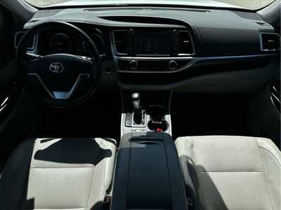 2017 Toyota Highlander, $23998. Photo 10