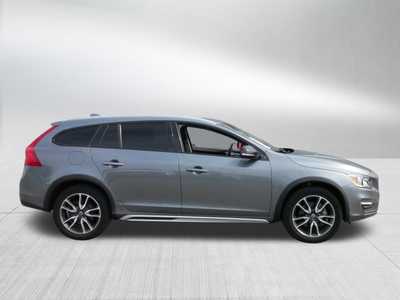 2018 Volvo V60 Cross Country, $20998. Photo 8