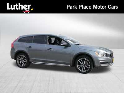 2018 Volvo V60 Cross Country, $20998. Photo 1