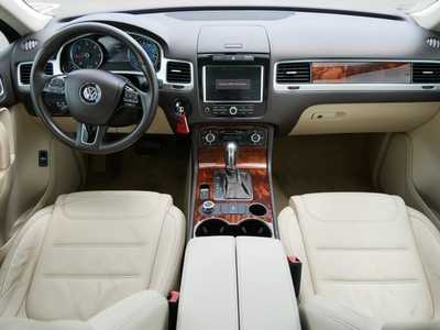 2012 Volkswagen Touareg, $12498. Photo 10