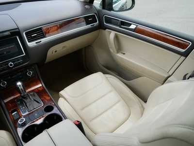 2012 Volkswagen Touareg, $12498. Photo 11