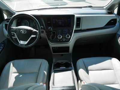 2017 Toyota Sienna, $22498. Photo 10