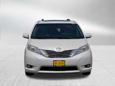2017 Toyota Sienna, $22498. Photo 2
