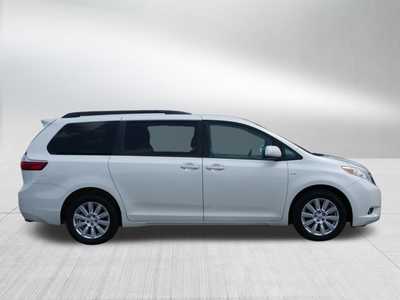 2017 Toyota Sienna, $22498. Photo 8