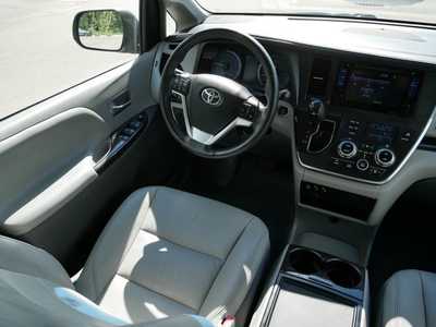 2017 Toyota Sienna, $22498. Photo 9