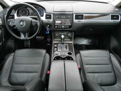2017 Volkswagen Touareg, $0. Photo 10