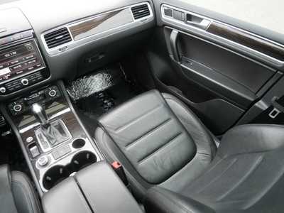 2017 Volkswagen Touareg, $0. Photo 11