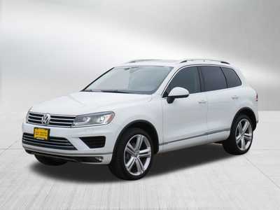 2017 Volkswagen Touareg, $0. Photo 3
