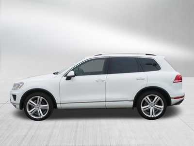 2017 Volkswagen Touareg, $0. Photo 4