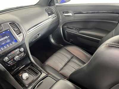 2018 Chrysler 300, $18498. Photo 11