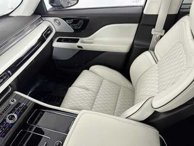2024 Lincoln Aviator, $61998. Photo 11