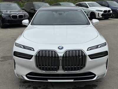 2025 BMW i7, $129125. Photo 2