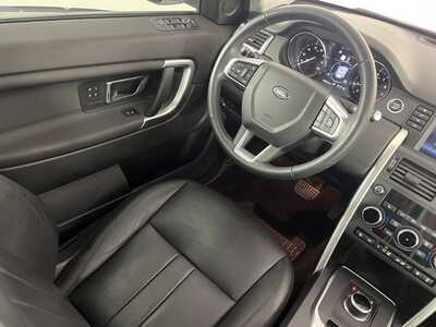 2019 Land Rover Discovery, $16148. Photo 9