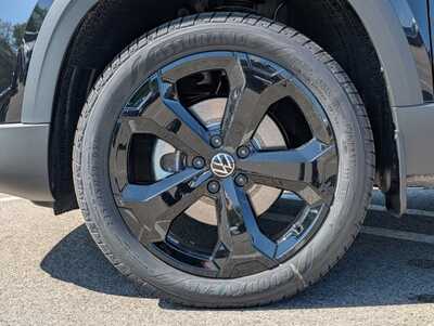 2026 Volkswagen Taos, $38084. Photo 4