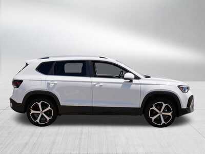 2025 Volkswagen Taos, $29348. Photo 8