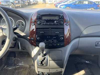2004 Toyota Sienna, $4690. Photo 2