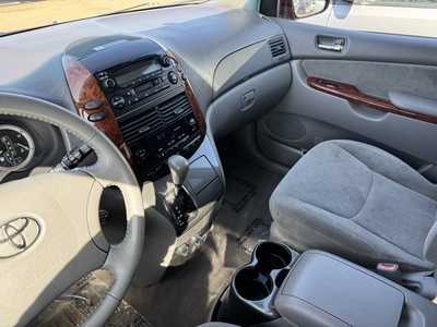 2004 Toyota Sienna, $4690. Photo 5