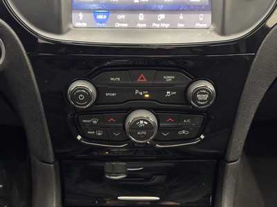 2018 Chrysler 300, $16991. Photo 5