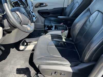 2017 Chrysler Pacifica, $9499. Photo 4