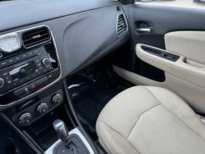 2012 Chrysler 200, $8990. Photo 11