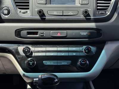 2016 Kia Sedona, $9990. Photo 5