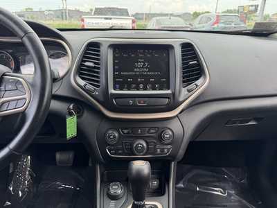 2017 Jeep Cherokee, $11598. Photo 2