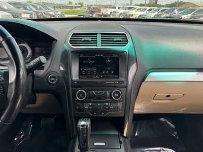 2016 Ford Explorer, $11999. Photo 2