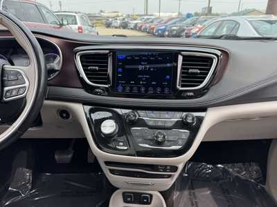 2017 Chrysler Pacifica, $11990. Photo 2