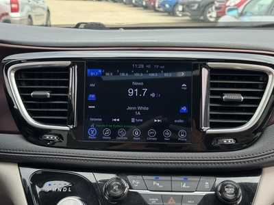 2017 Chrysler Pacifica, $11990. Photo 3