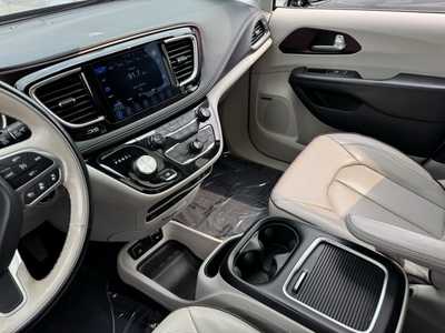 2017 Chrysler Pacifica, $11990. Photo 9
