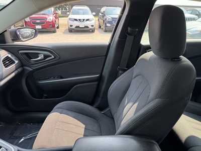 2015 Chrysler 200, $6590. Photo 12