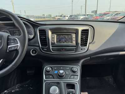 2015 Chrysler 200, $6590. Photo 2