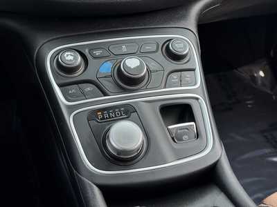 2015 Chrysler 200, $6590. Photo 4