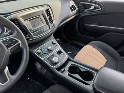 2015 Chrysler 200, $6590. Photo 5