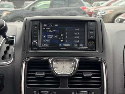 2015 Chrysler Town & Country, $9990. Photo 3